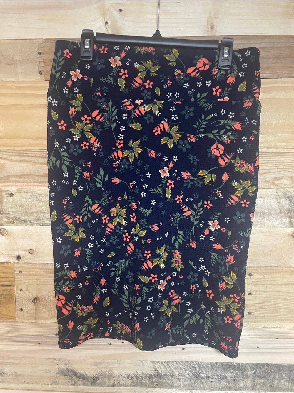 size med LulaRoe Cassie pencil skirt-
Floral pattern
